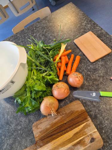 Det er gøy å kunne lage mat med ingredienser vi har dyrket frem selv!